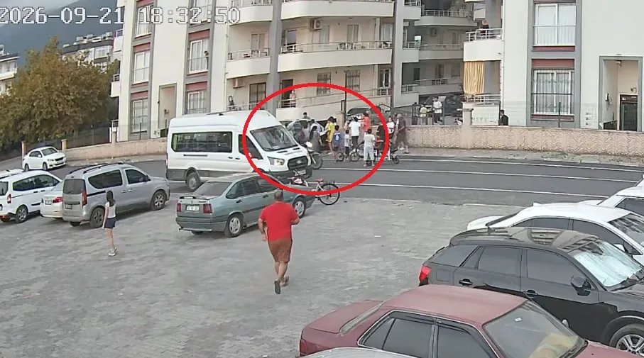 Payas'ta korku dolu anlar: Geri manevra yapan otomobilin altında kalan minik çocuk yaşam mücadelesi veriyor