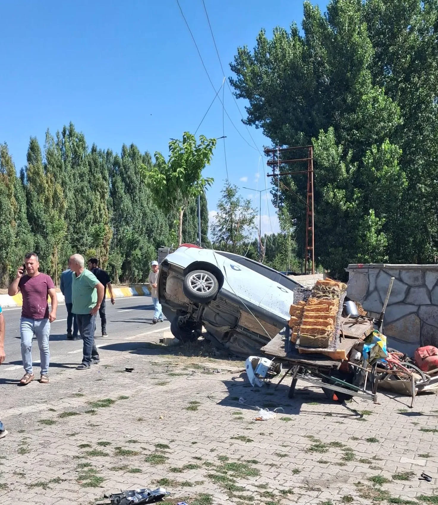 Patnos'ta sabah saatlerinde korkutan kaza: Kavşakta çarpışan araçlar hurdaya döndü