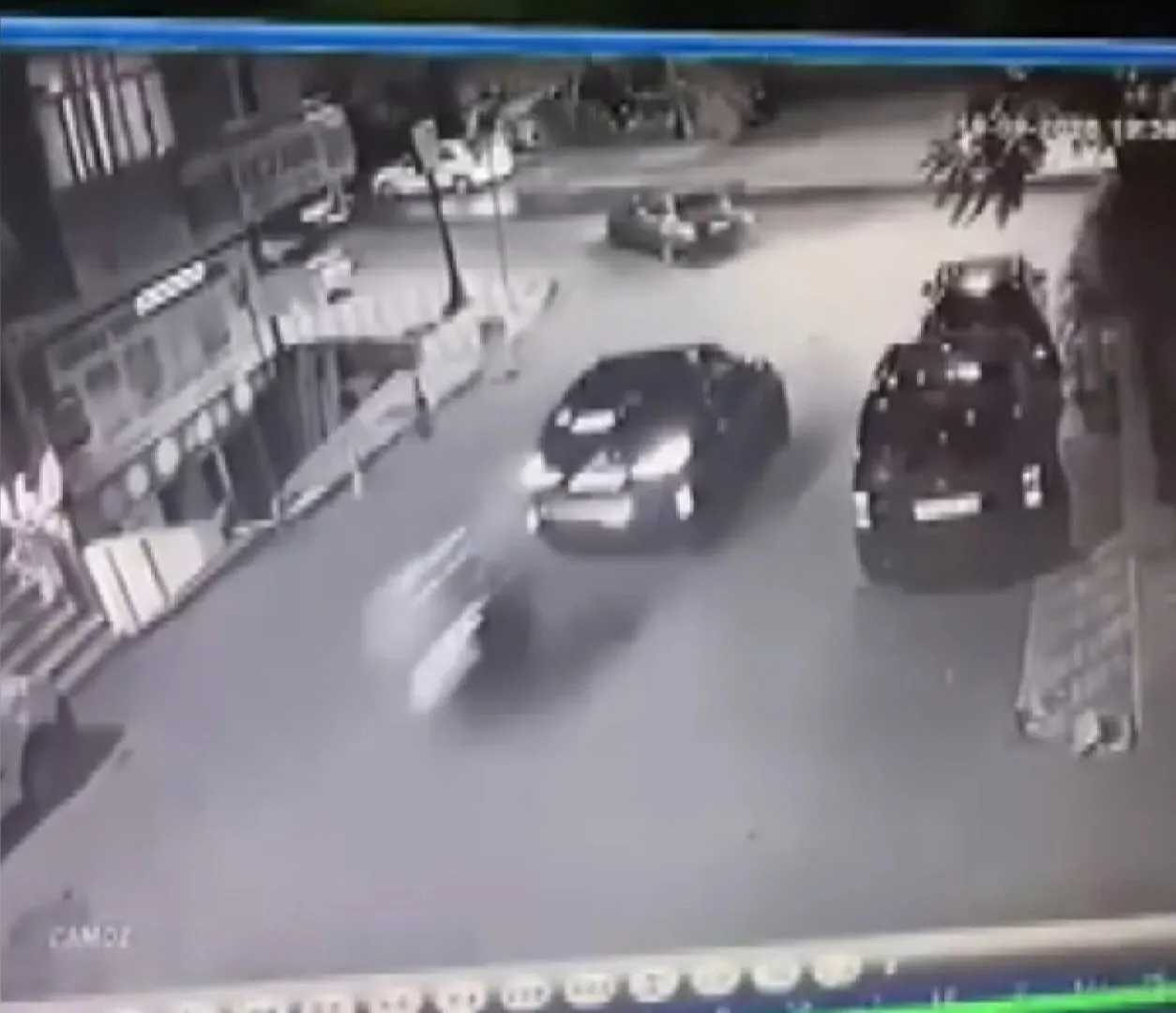 Üsküdar'da dehşet anları: Motokuryenin yola savrulduğu kaza güvenlik kamerasında