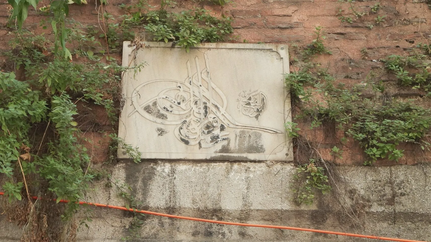 Fatih Sultan Mehmet’in mirası grafiti kurbanı: Tarihi Galata Bedesteni kaderine terk edildi
