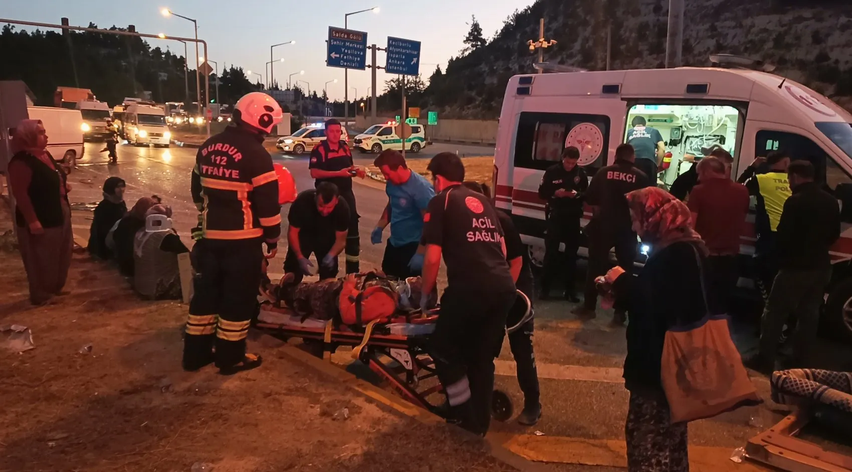Burdur'da sabahın ilk ışıklarında korkunç kaza: Tarım işçilerini taşıyan araçlar çarpıştı