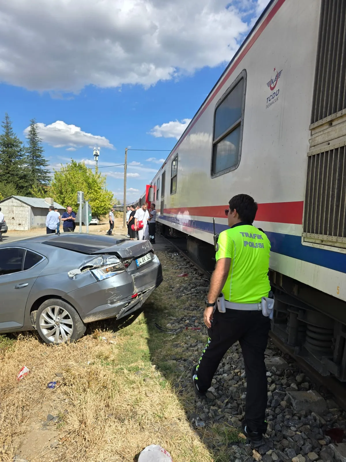 Bingöl'de tren yolu faciası ucuz atlatıldı: Hemzemin geçitte korku dolu anlar
