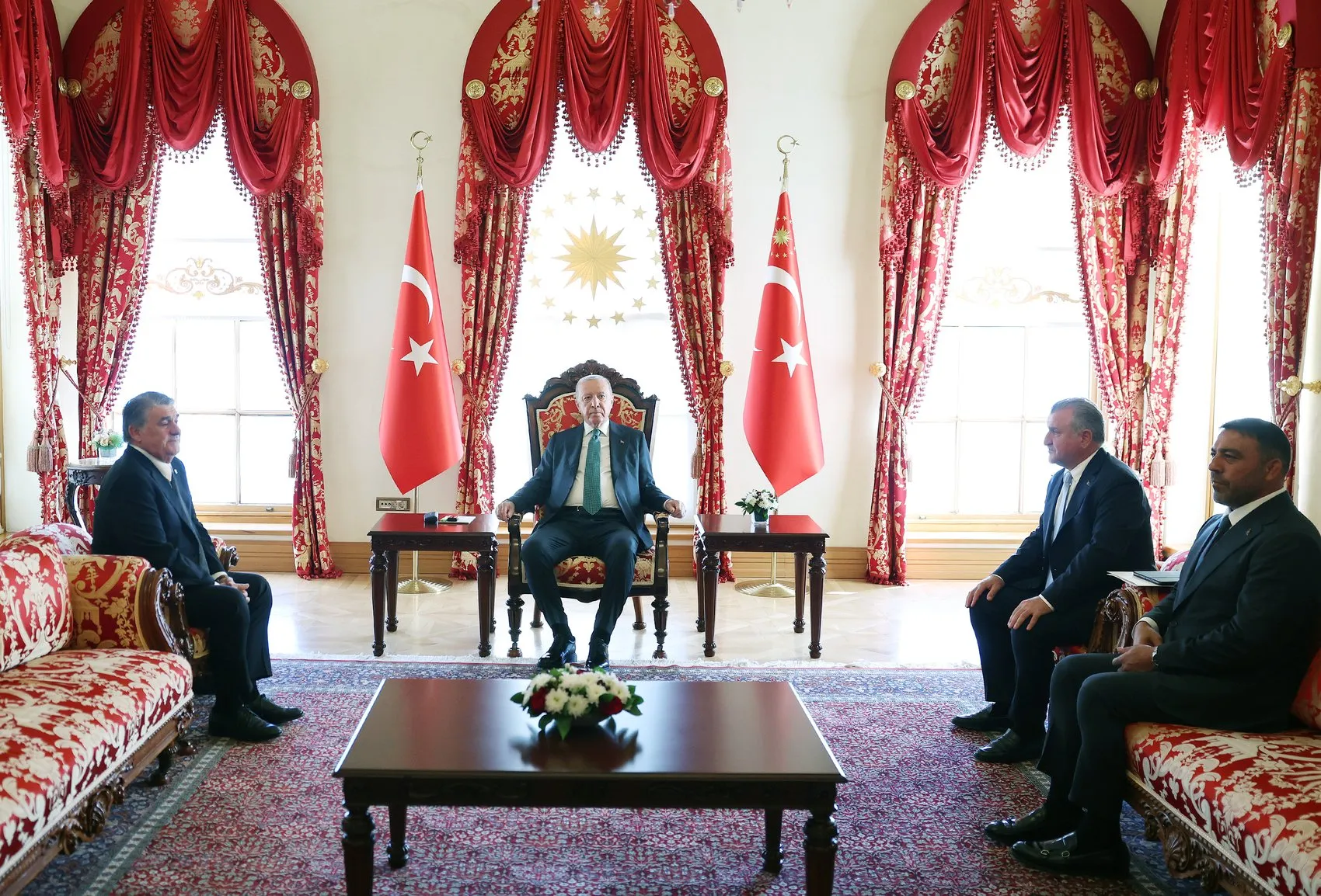 Dolmabahçe'de kritik zirve: Türk futbolunun zirvesindeki isimler bir araya geldi