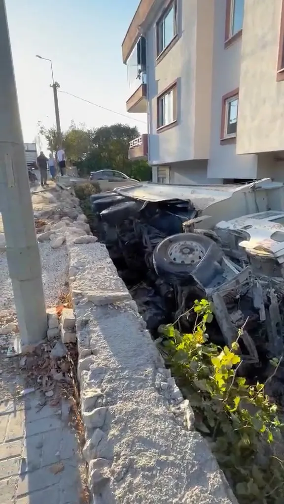 Nilüfer'de dehşet anları: Kontrolden çıkan kamyon bahçeye uçtu