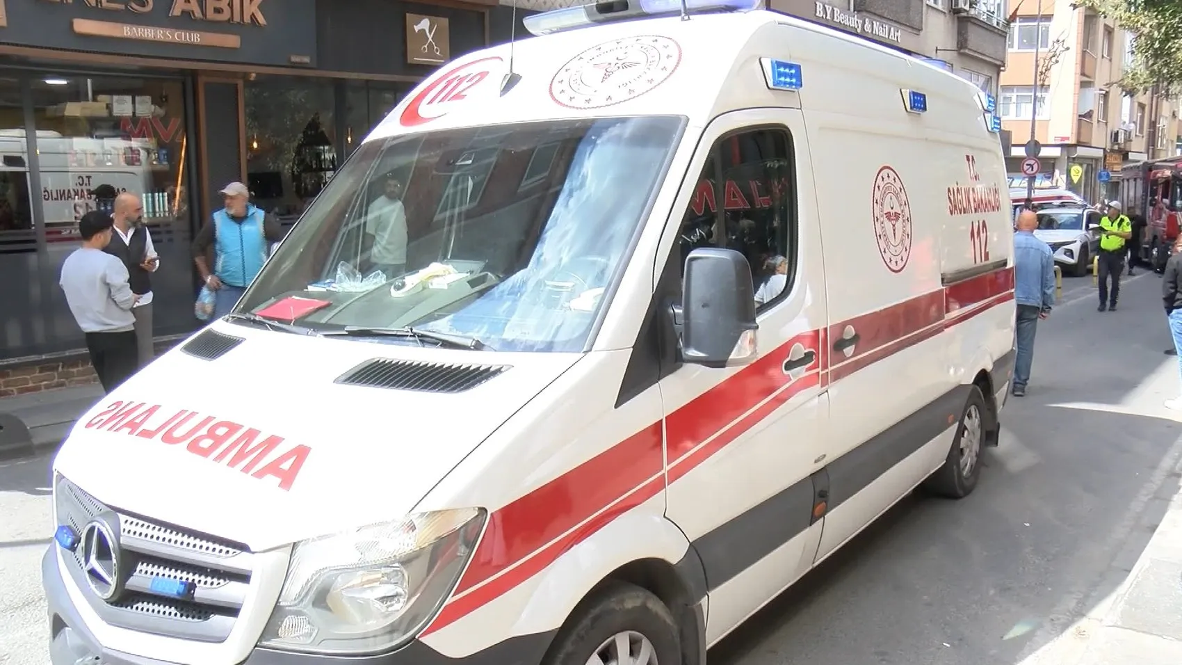 Bayrampaşa'da dehşet anları: Kontrolden çıkan araç berber dükkanına daldı