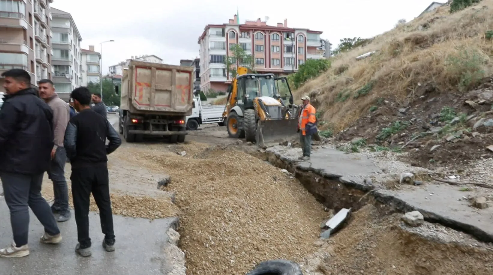 Başkentte sağanak kabusu: Altyapı çalışması yarım kalınca 20 araç çukura gömüldü