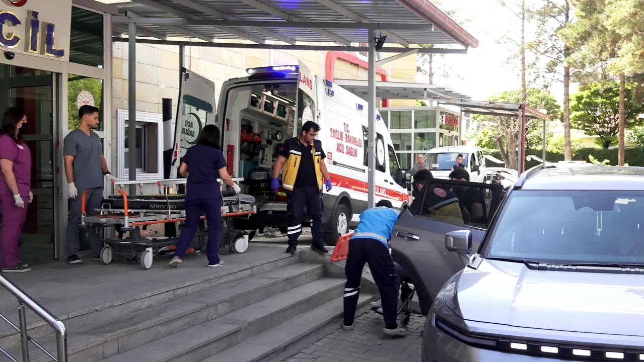 Kayseri'de hastane önünde hareketli dakikalar: Muhtarın 'gerçek sanıp' müdahale çabası kamerada