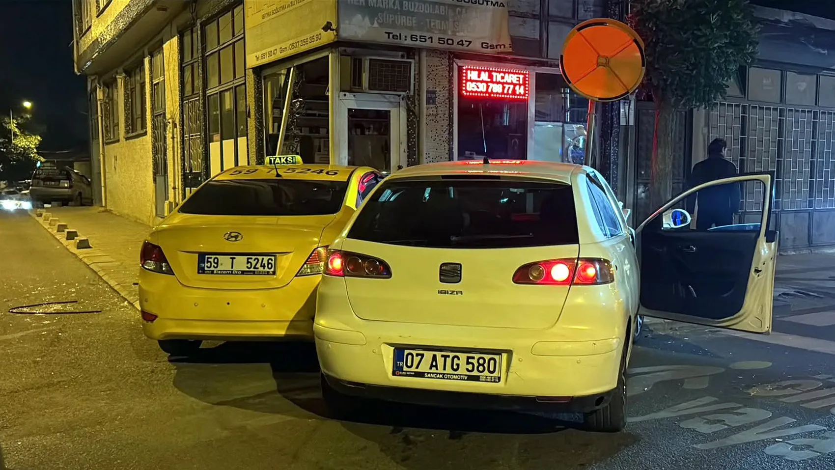 Çorlu'da gece yarısı dehşeti: Alkollü sürücü dükkana daldı