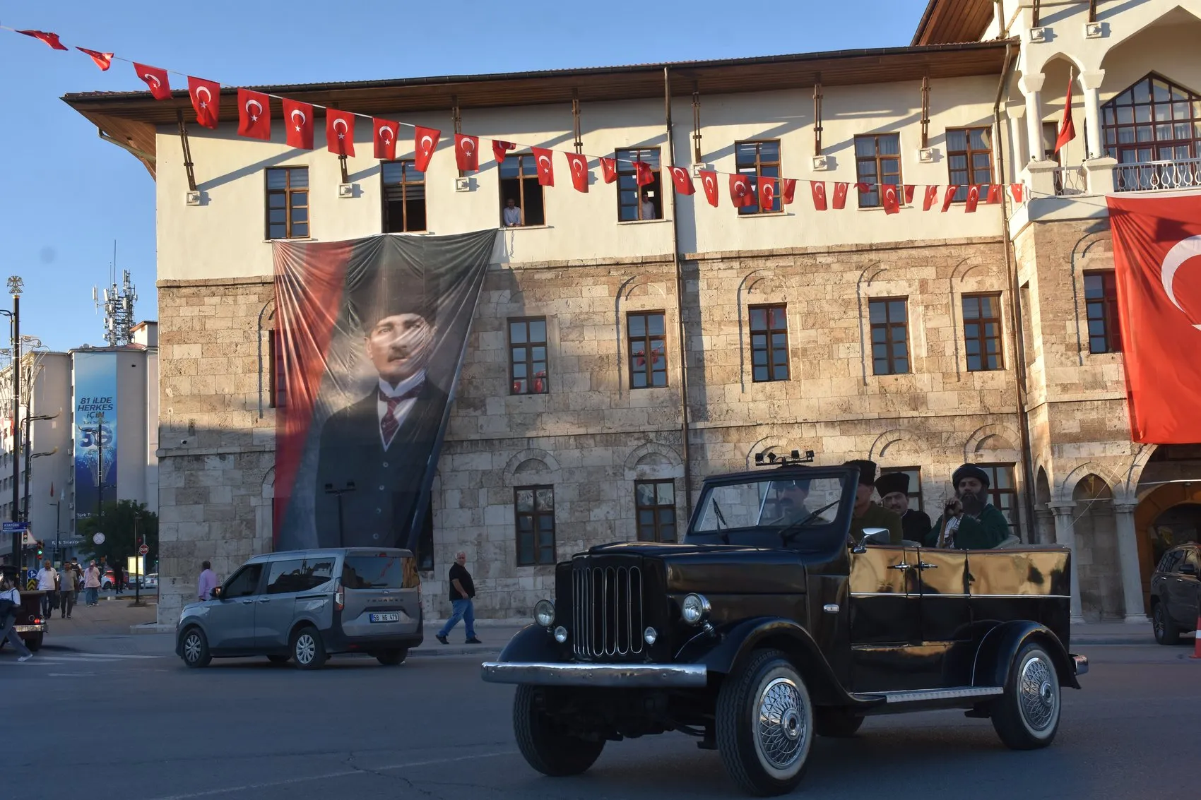 Sivas sokaklarında 107 yıllık yankı: Atatürk'ün şehre gelişi yeniden yaşandı