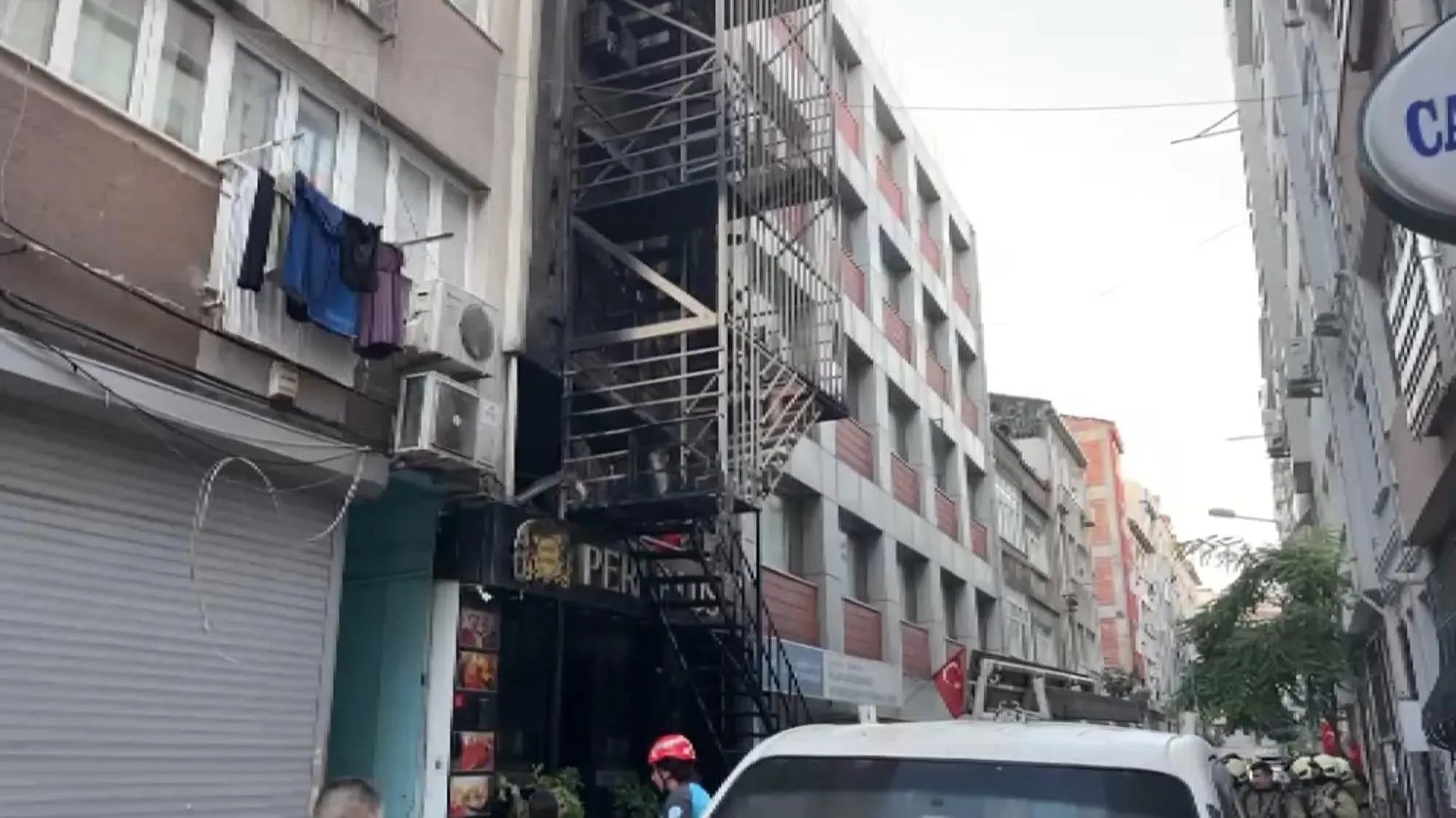 Bakırköy'de otel paniği: Alevler yükselirken tahliye operasyonu başlatıldı