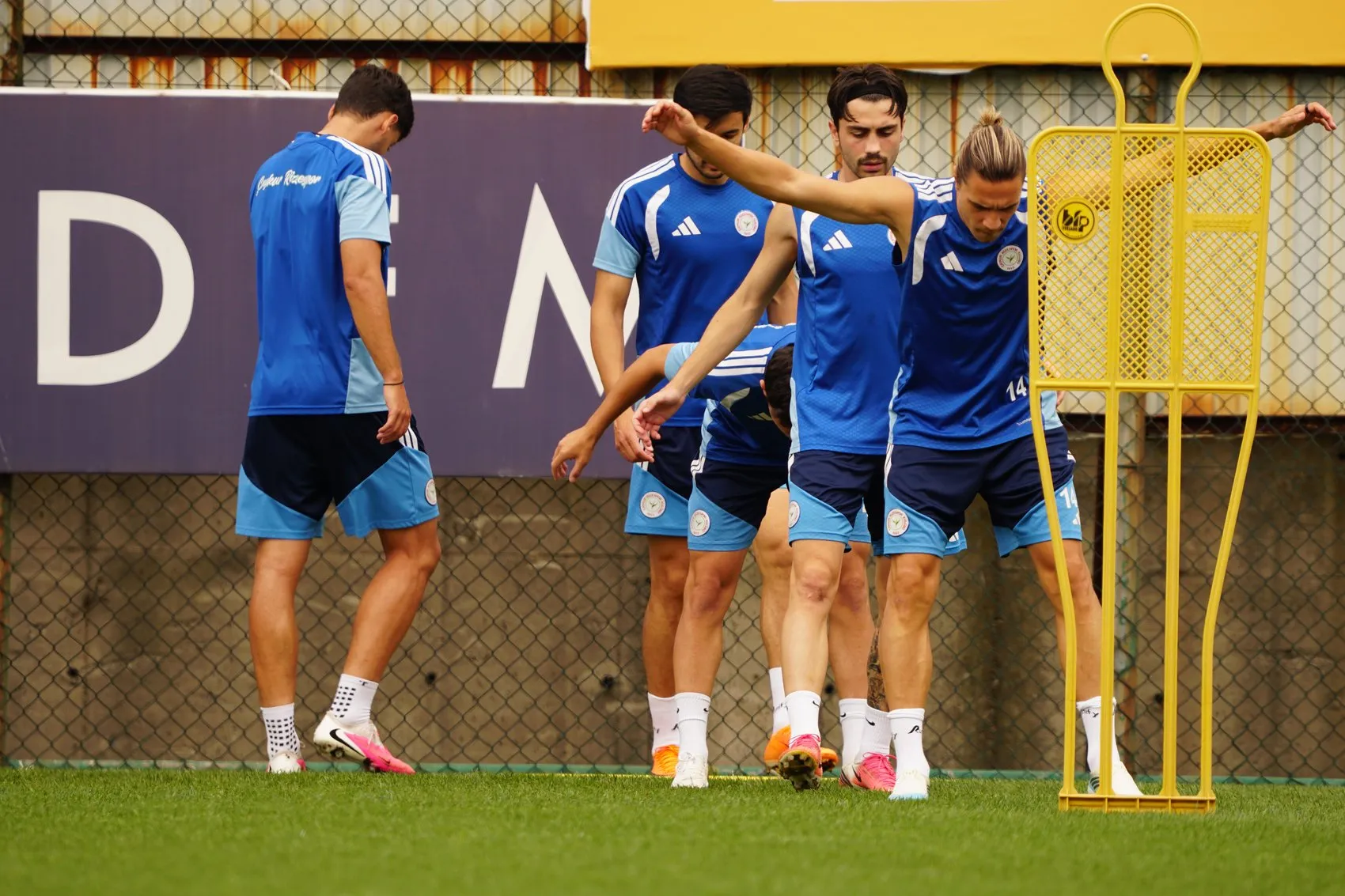 Çaykur Rizespor'da Ali Sowe'un basın toplantısında beklenmedik anlar: Sırılsıklam oldu