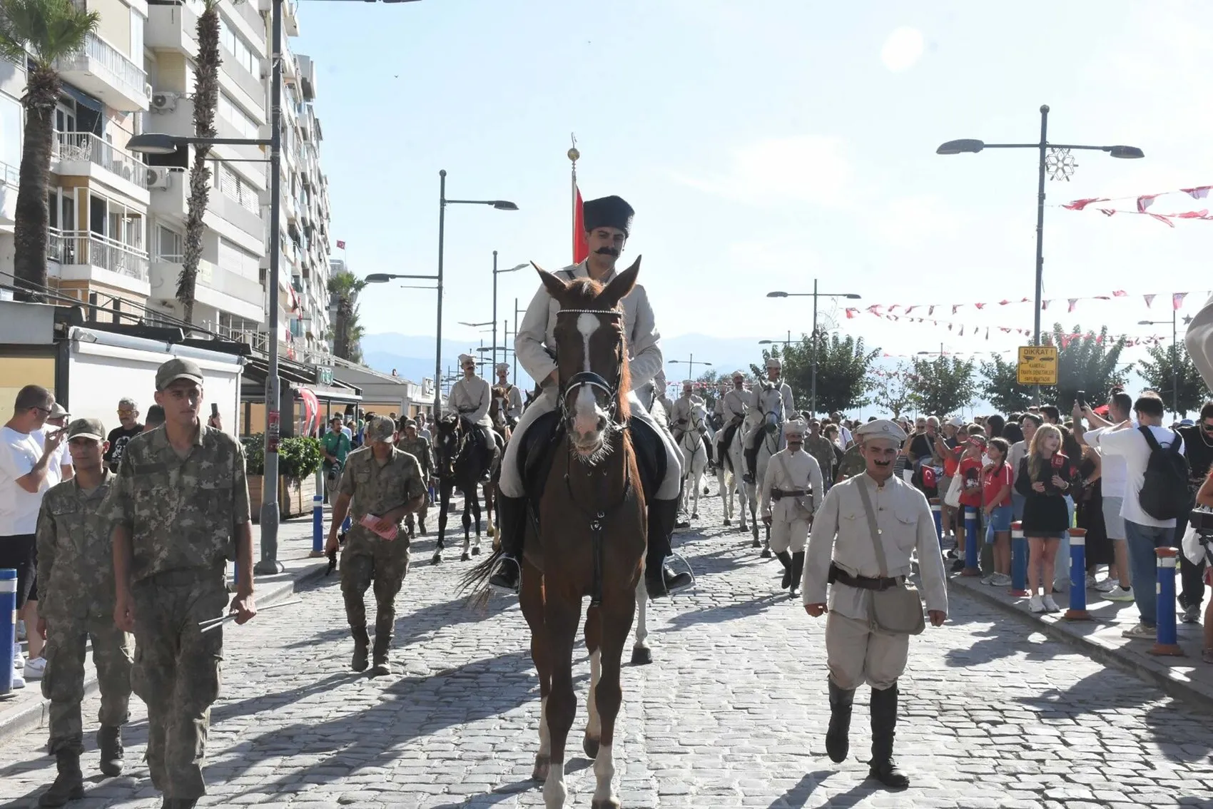 İzmir semalarında nefes kesen kutlama: Kurtuluş coşkusu gökyüzüne taşındı