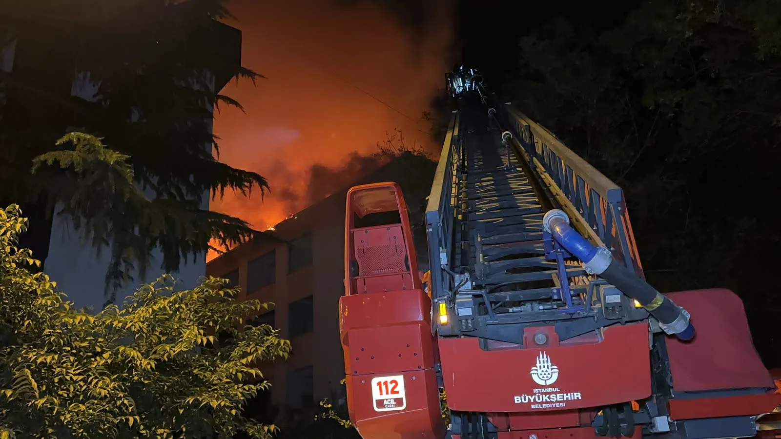 Bakırköy'de gece yarısı korkutan yangın: Boş bina alevlere teslim oldu