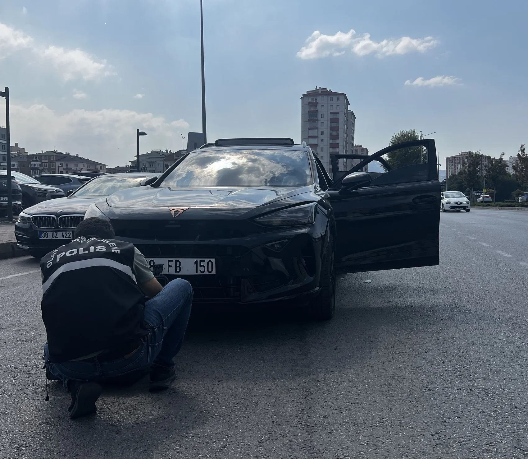 Kayseri'de dikkatsizlik pahalıya patladı: Anahtarı üzerinde bırakılan otomobili çocuklar kaçırdı