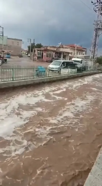 Niğde'de aniden bastıran sağanak tarım arazilerini sular altında bıraktı