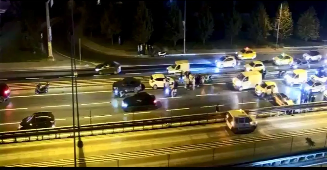 Avcılar'da gece yarısı dehşeti: Lüks otomobil bariyerlere saplandı