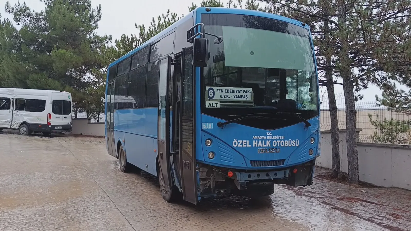 Amasya'da sabah trafiğinde korku dolu anlar: Öğrenci servisi ile halk otobüsü çarpıştı