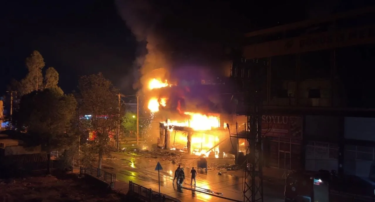 Mezitli'de korku dolu anlar: Üç katlı mağaza alevlere teslim oldu