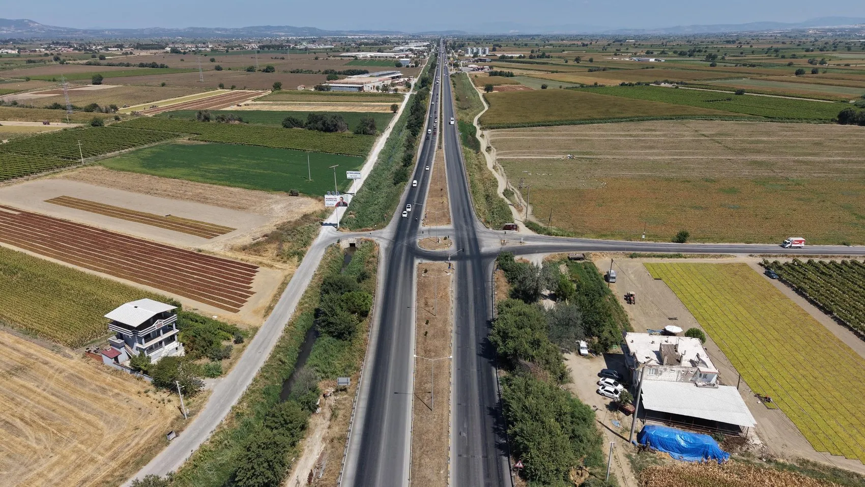 Gediz Ovası'nda hasat bereketi: Yol kenarları doğal sergi alanına dönüştü