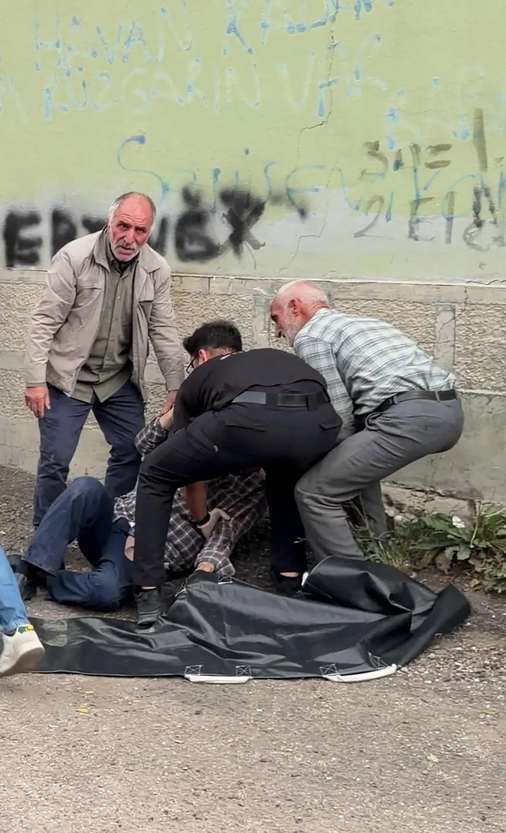 Erzurum'da aile kavgası kanlı bitti: Biri polis 12 kişi yaralandı