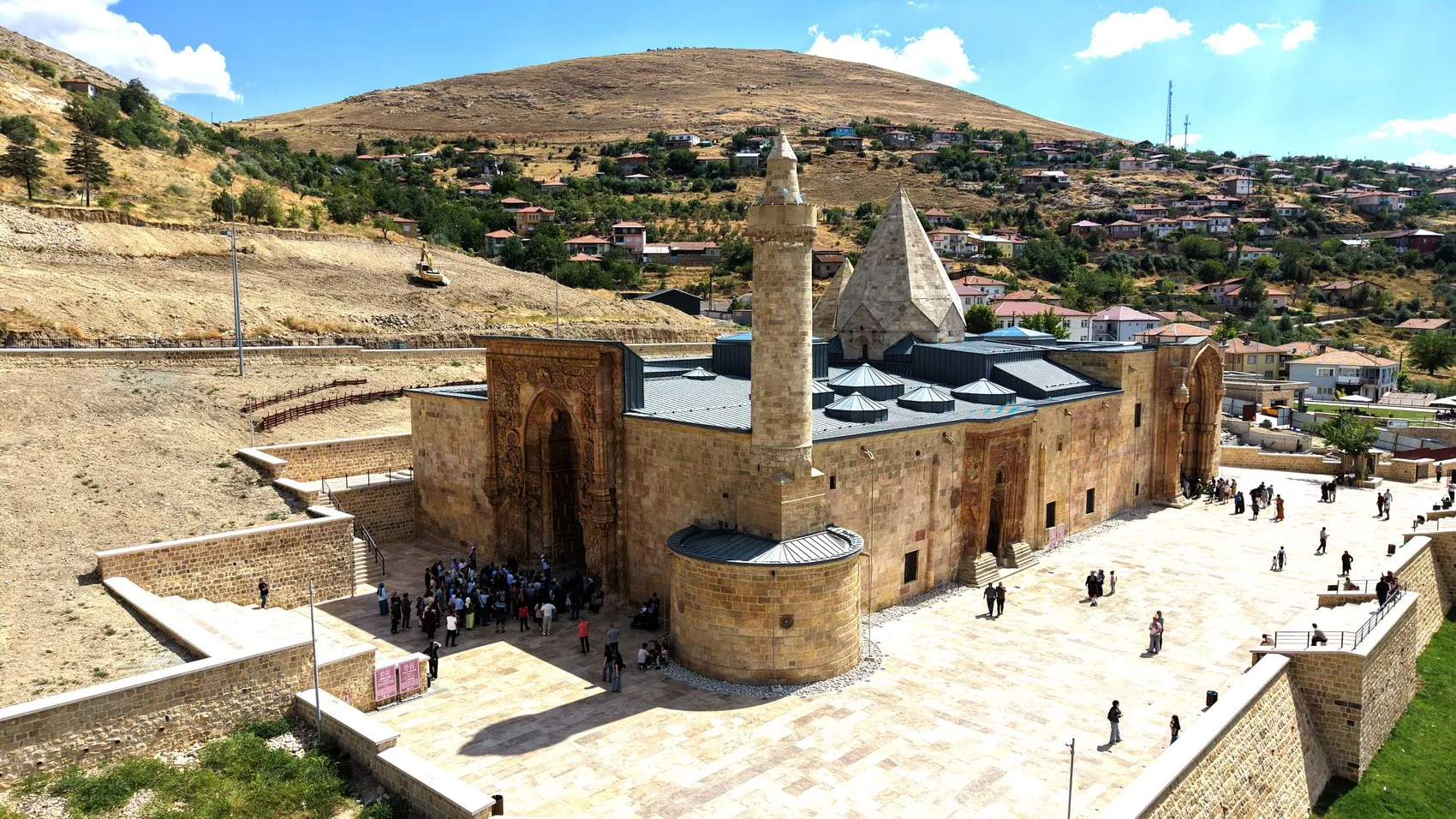 Taşların dilini çözdü: 16 yıldır gönüllü mihmandarlıkla tarihe ışık tutuyor