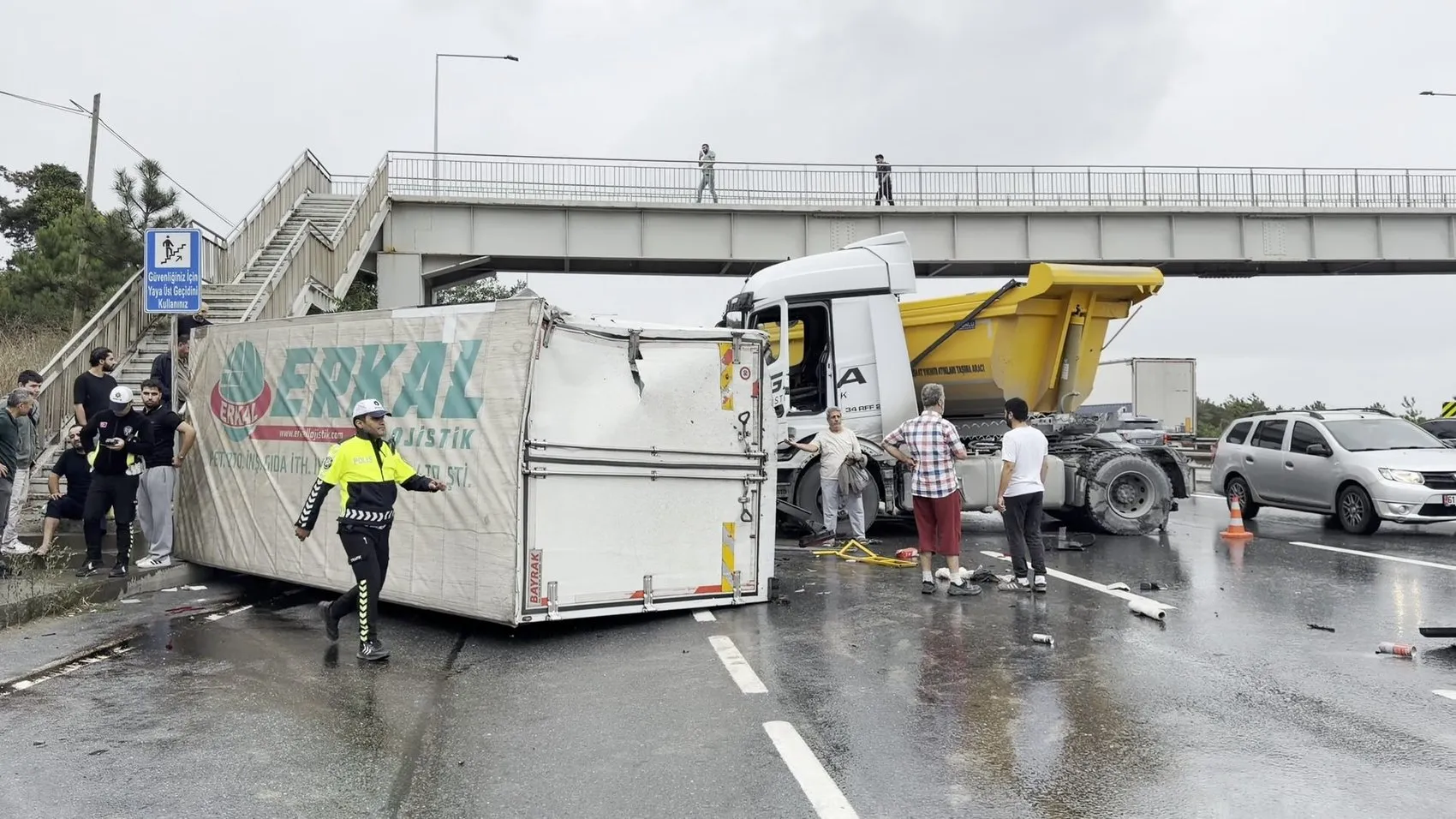 Arnavutköy'de yağmurun getirdiği kabus: Devrilen kamyona çarptı, kardeşin feryadı yürekleri dağladı