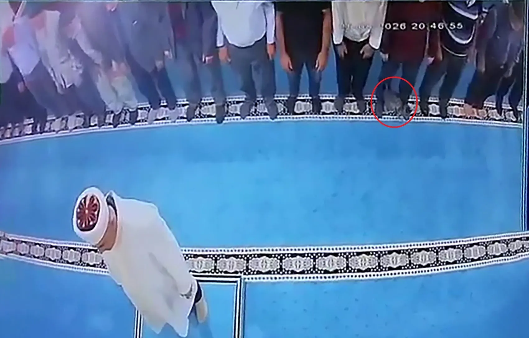 İbadethanede vicdanları sızlatan anlar: Kediyi tekmeledi, imamın başına çarptı