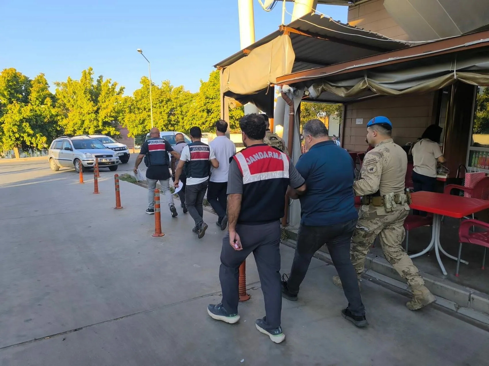 İzmir merkezli FETÖ operasyonunda ele geçirilenler şaşkına çevirdi: Evlerden servet çıktı