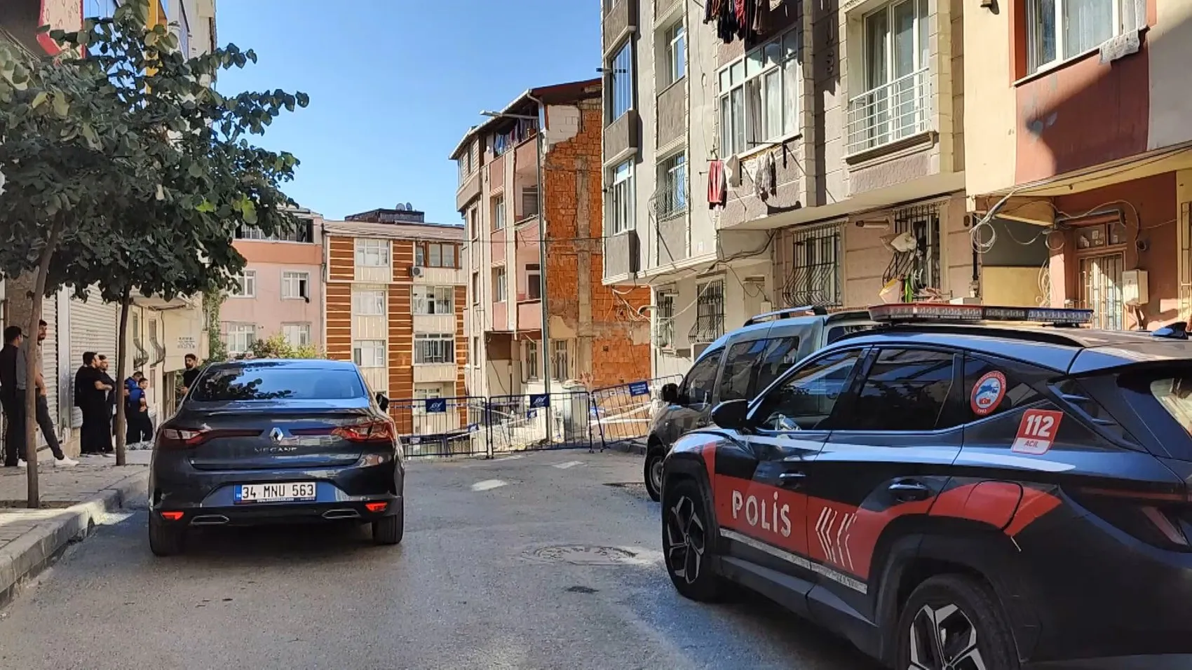 Sultangazi'de korku dolu anlar: Hafriyat çalışması sırasında bina kaymaya başladı