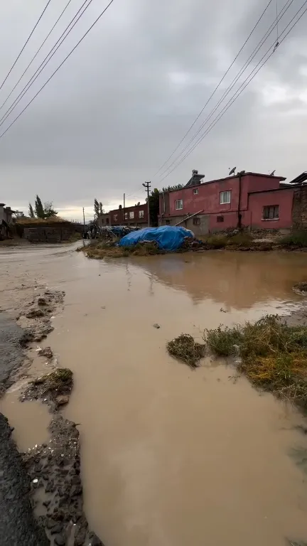 Niğde'de aniden bastıran sağanak tarım arazilerini sular altında bıraktı