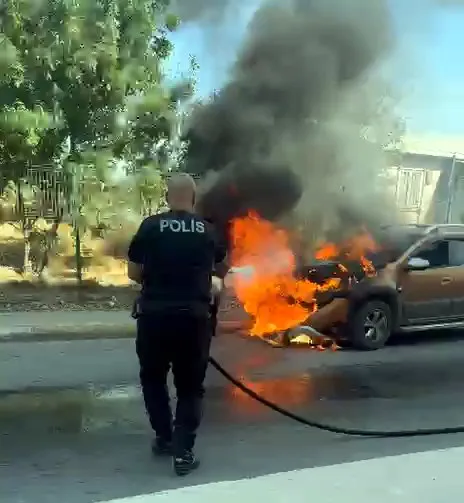 Avcılar'da alevlerin ortasında kalan sürücüye polis ve tankerden hayat kurtaran müdahale