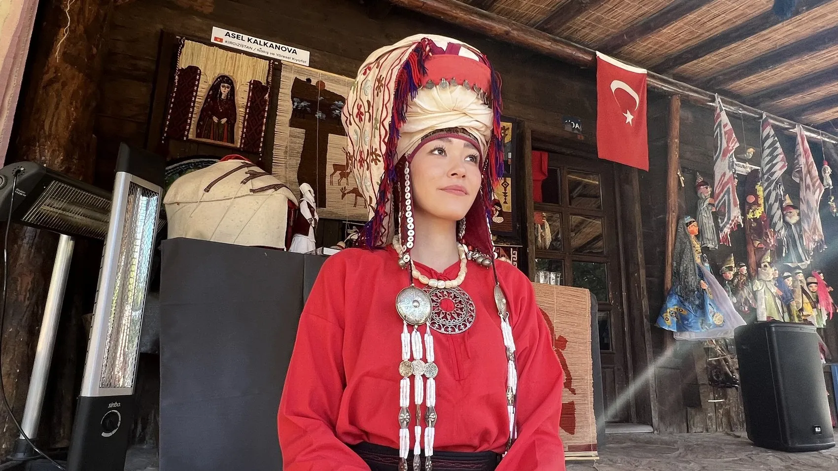 Kırgızistan'ın yaşayan hafızası: Bir kıyafetin içine koca bir ömür sığdırdı