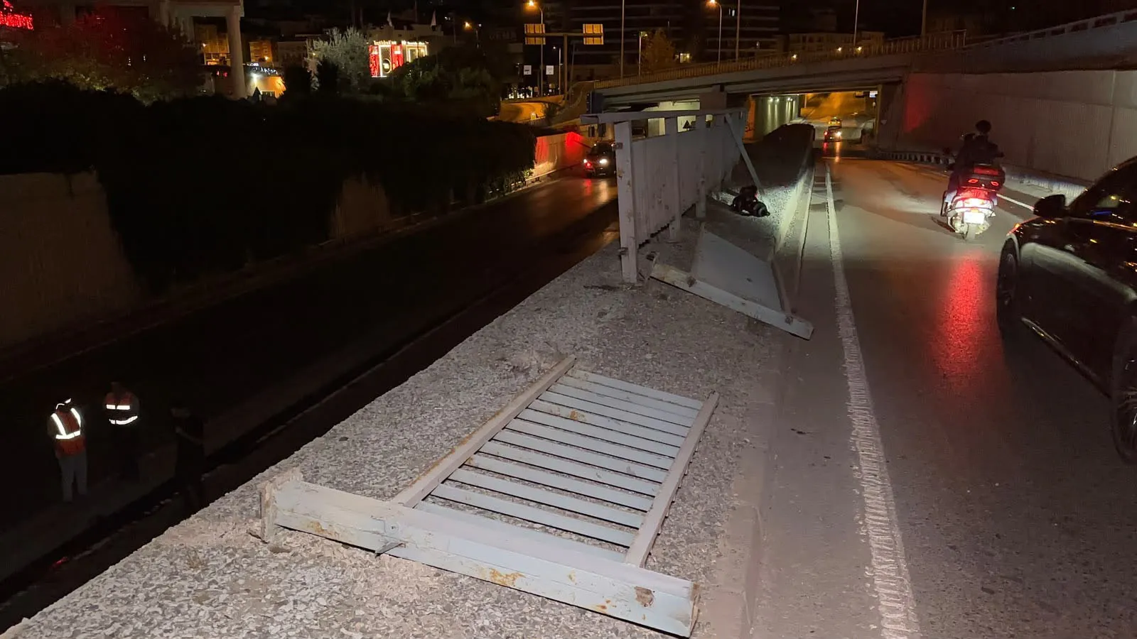 Avcılar'da gece yarısı dehşeti: Asfalt kamyonu alt geçide uçtu