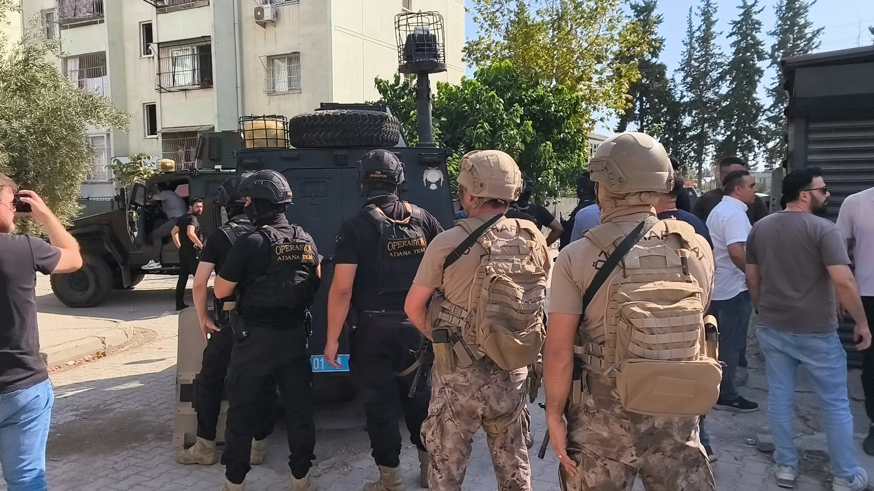 Adana'da nefes kesen operasyon: El bombasıyla eve kapandı