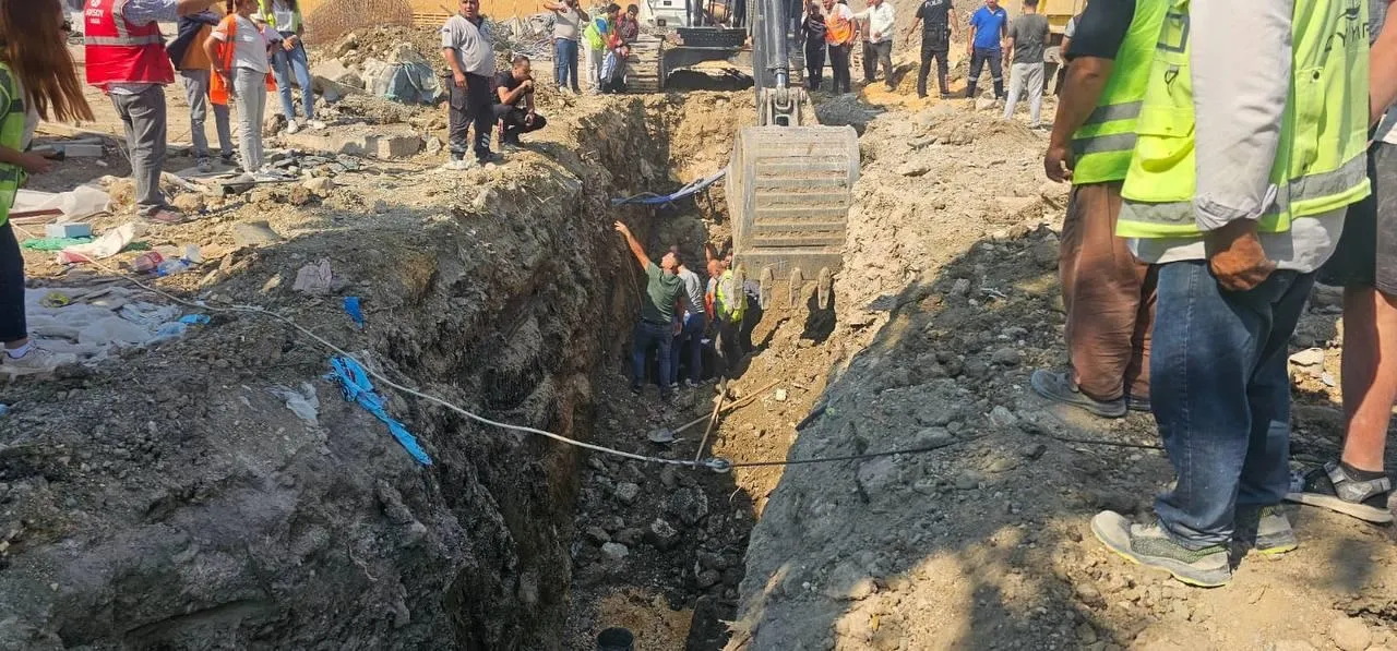 Antakya'da altyapı çalışması kabusa döndü: Toprak altında kalan işçiler için zamanla yarışıldı