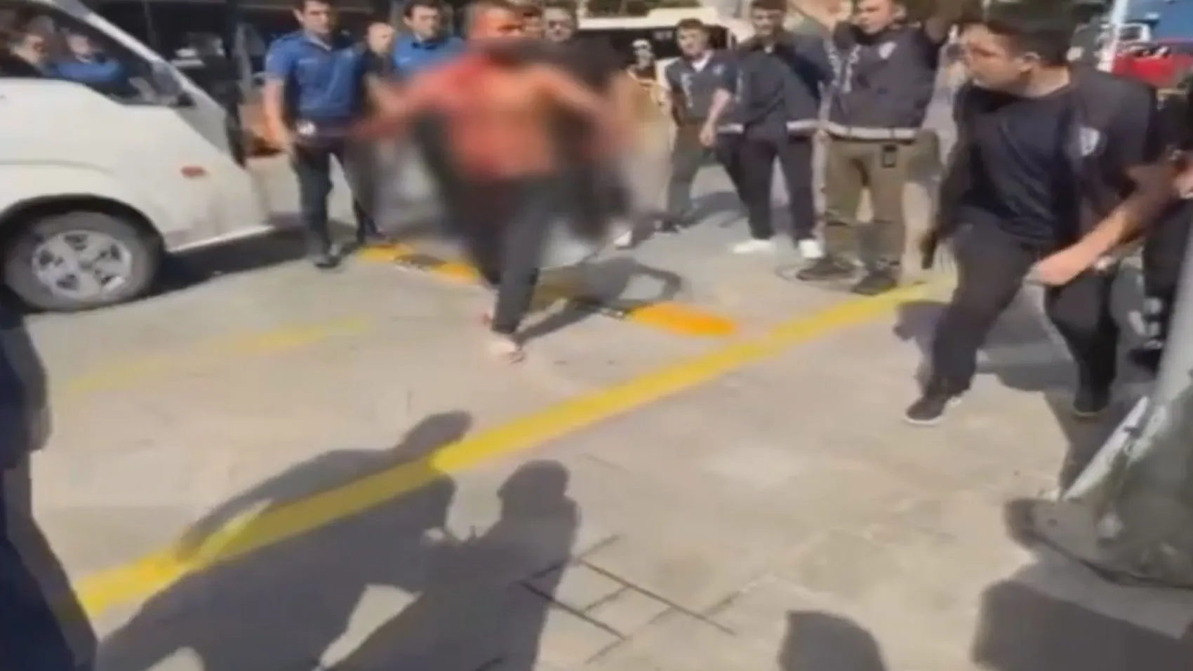 Esenler'de dehşet anları: Kamyonetle polisin üzerine sürdü, bıçakla saldırdı