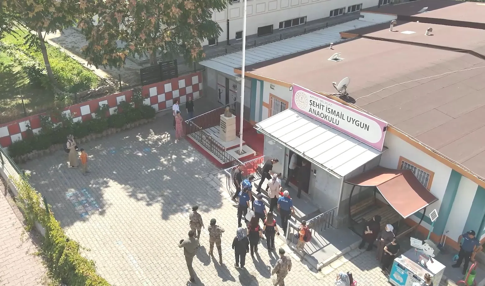 Minik Çınar'ın ilk okul günü: Emniyet Müdürü Aydın şehit emanetini yalnız bırakmadı