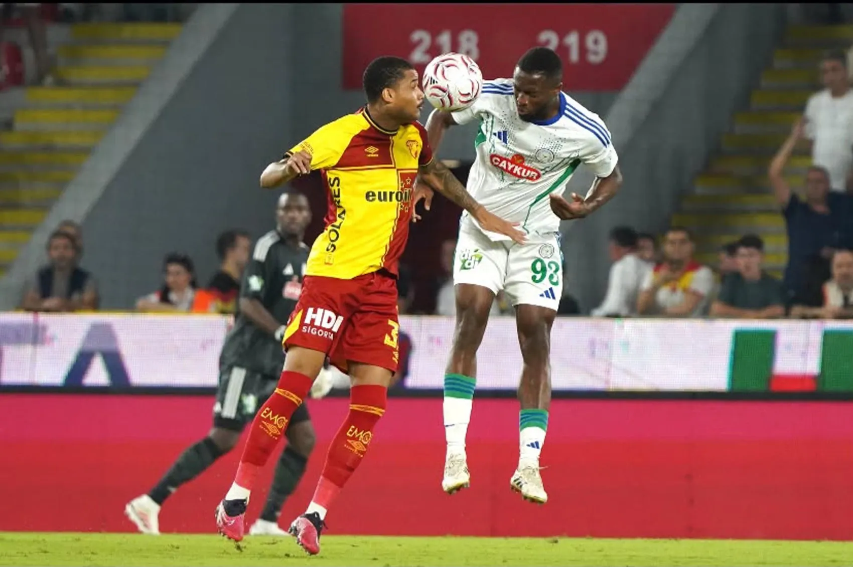 Göztepe'de kabus bitmiyor: Taraftarın sabrı taştı, Stoilov çareyi milli arada arıyor