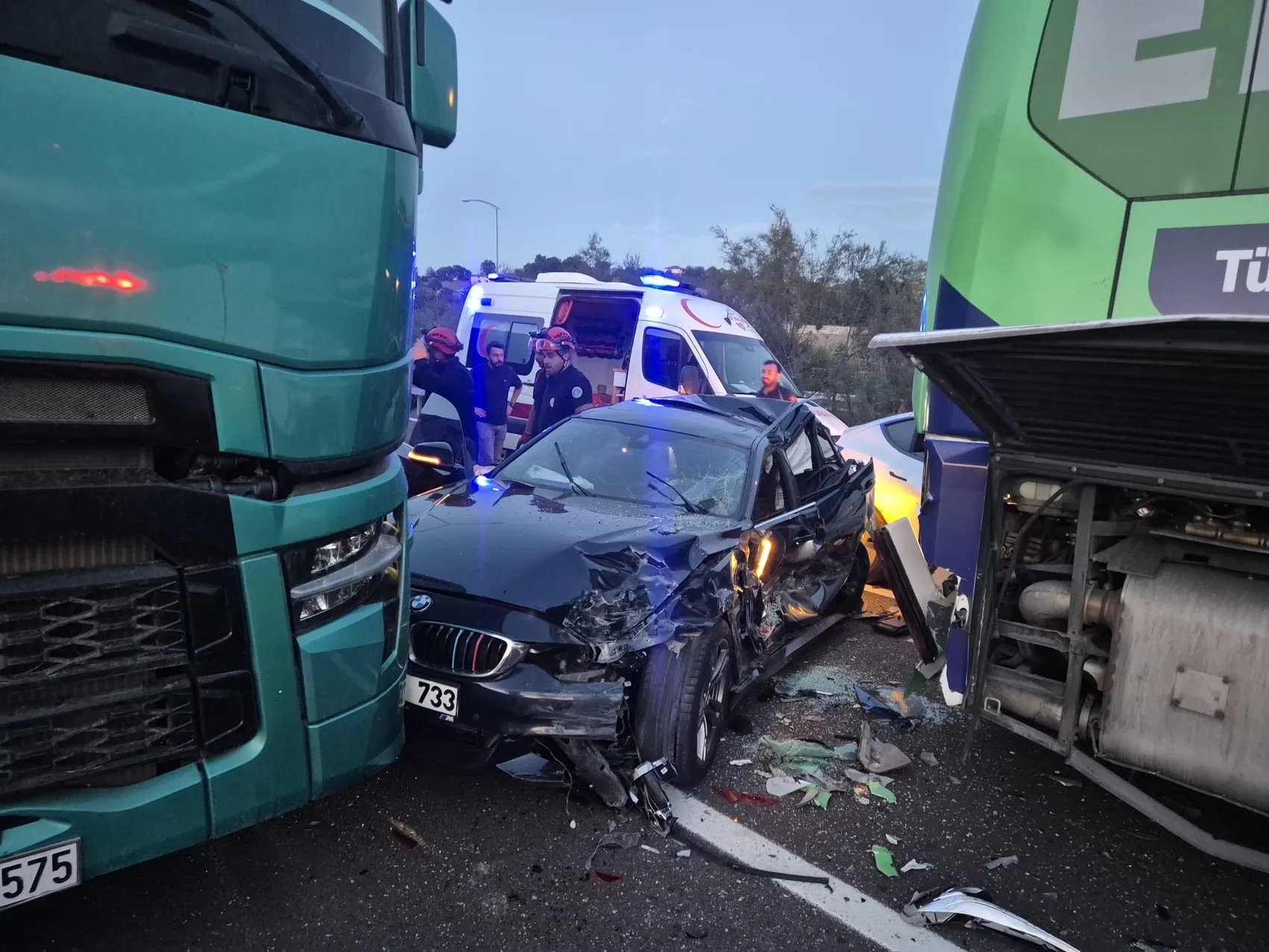 Yalova'da geceyi kabusa çeviren zincirleme kaza: 7 araç birbirine girdi