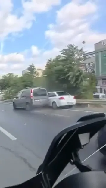 Pendik'te dehşet anları: Emniyet şeridindeki motosikletliyi biçti