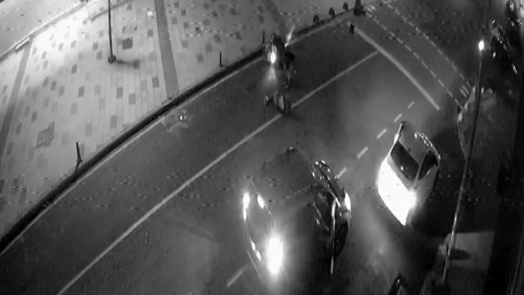Arnavutköy'de gece yarısı dehşeti: Park halindeki araç yola çıkınca motosikletli iki kişi savruldu