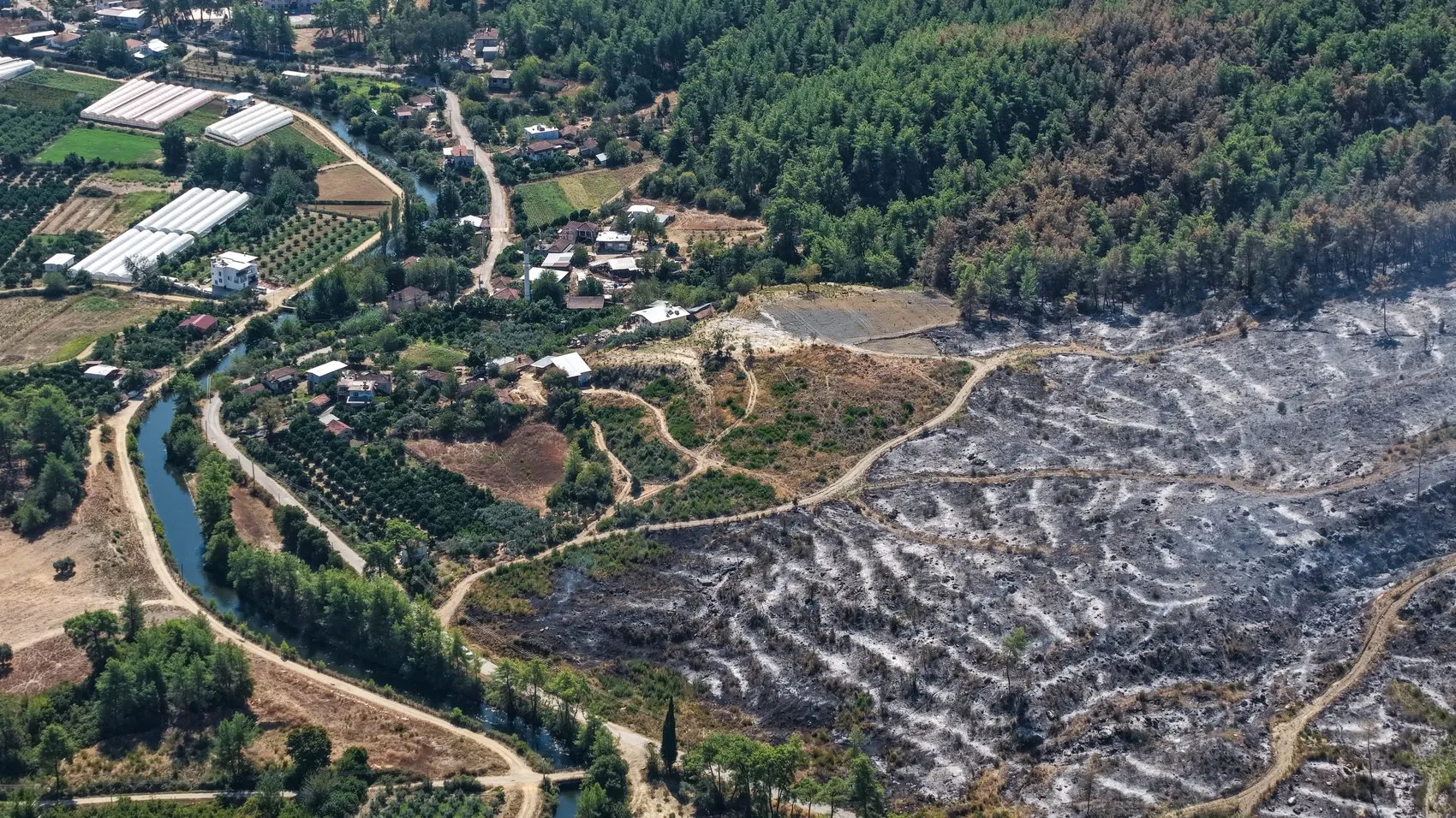 Aksu'da alevlerle amansız mücadele: Jandarma hortumu eline aldı, mahalleli kendi imkanlarıyla direndi