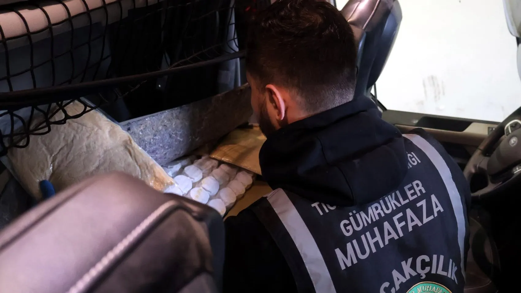 Kapıkule'de zehir tacirlerine geçit yok: TIR'ın gizli bölmelerinden tonlarca değil ama büyük bir vurgun çıktı