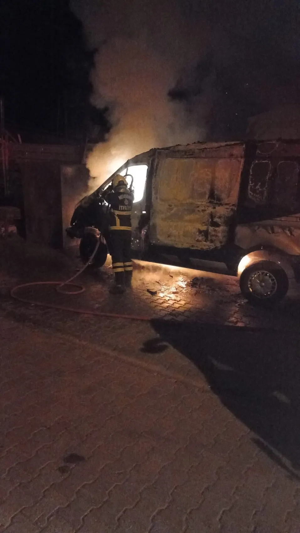 Nevşehir'de okul yakınında korkutan yangın: Park halindeki araç küle döndü