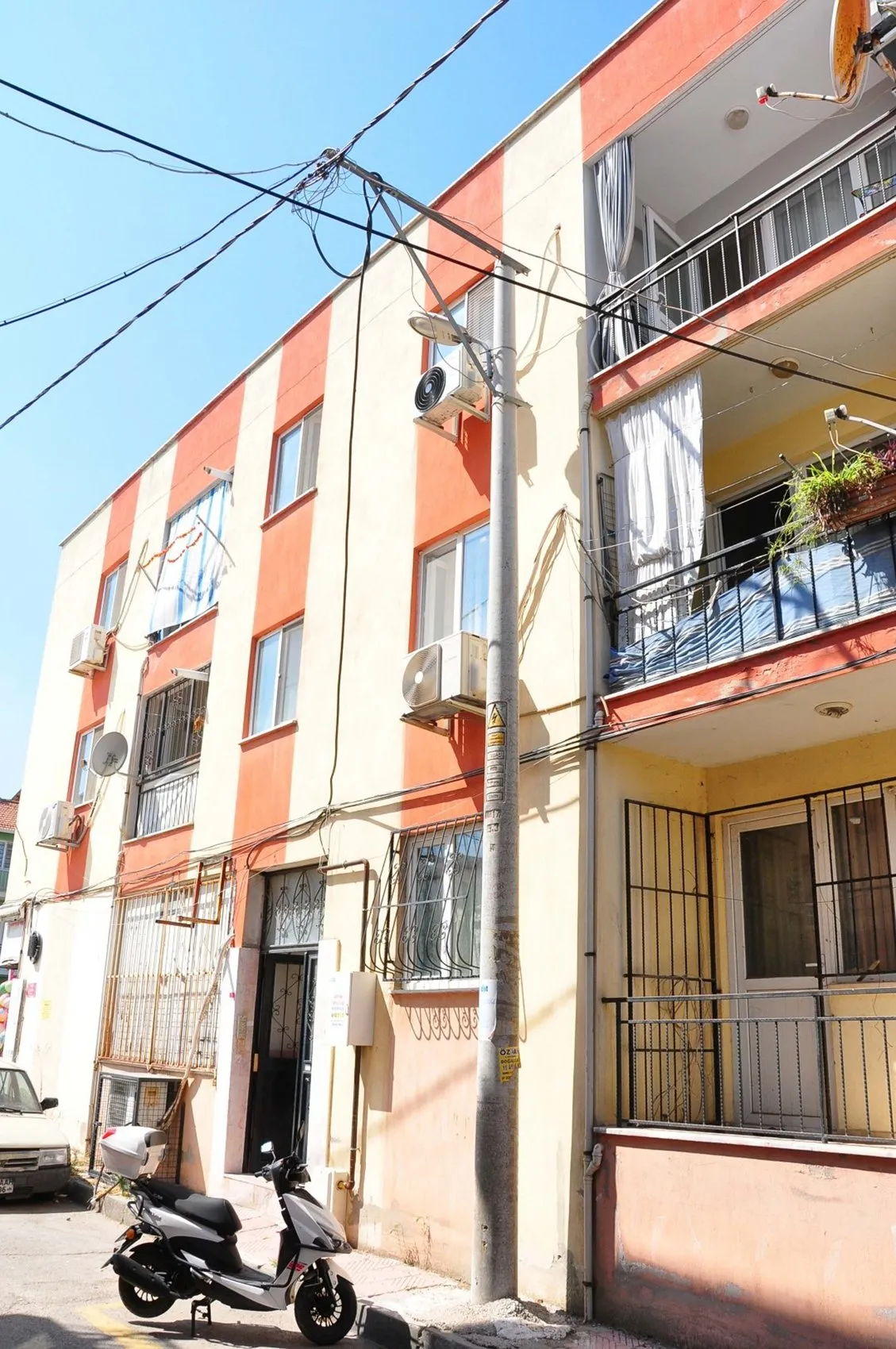 Manisa'da 10 yıllık koku kabusu: Apartman sakinleri maskeyle nefes almaya çalışıyor
