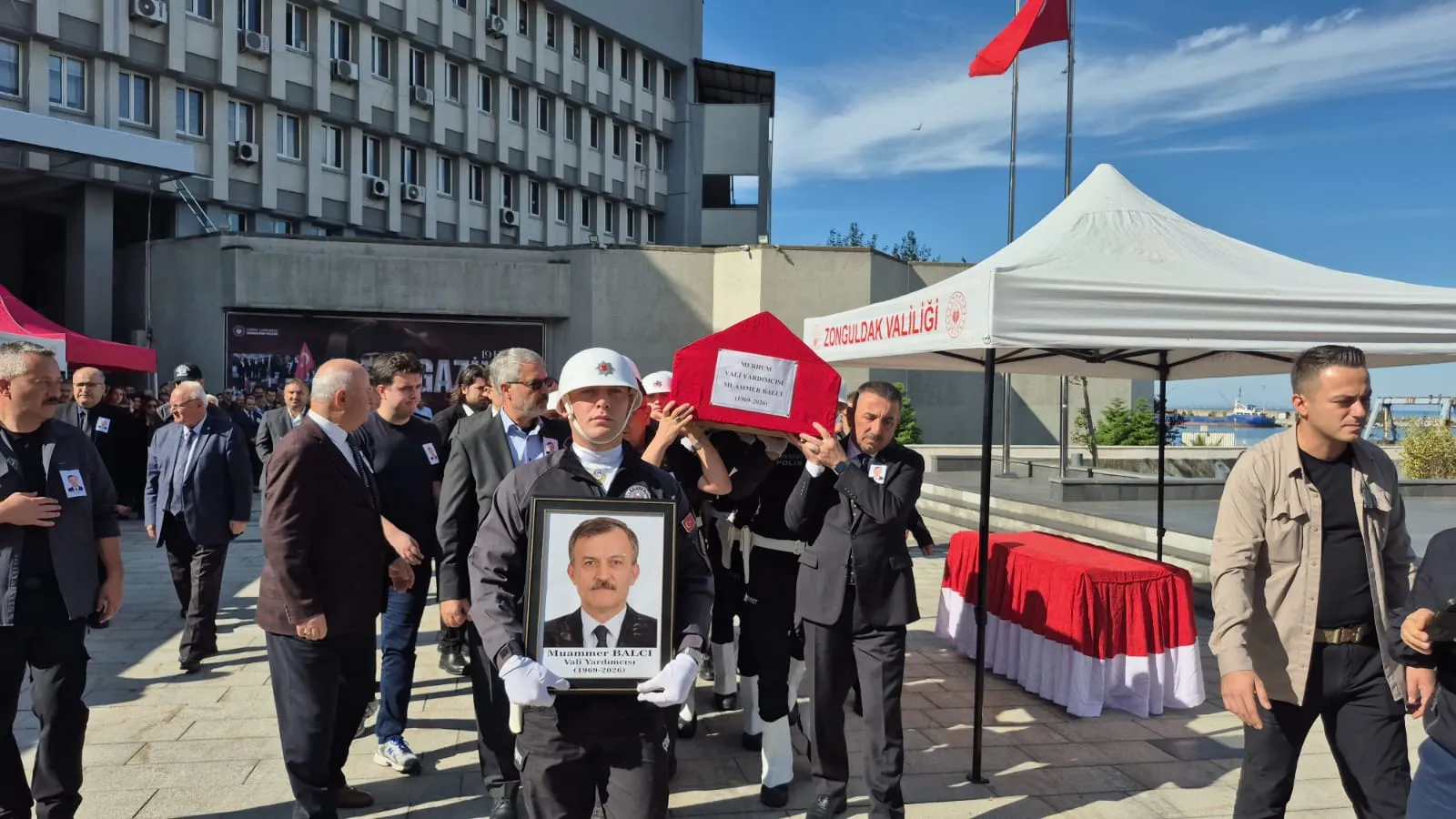 Zonguldak'ta hüzünlü veda: Emeklilik hayalleri kuran Vali Yardımcısı son yolculuğuna uğurlandı