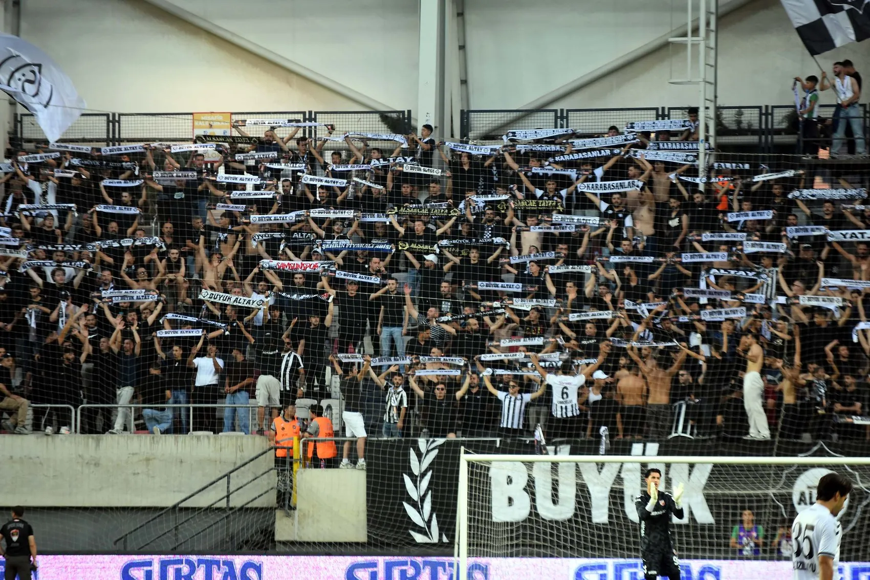 İzmir derbisinde pes etmeyen gençler: Altay imkansızı başarıyor