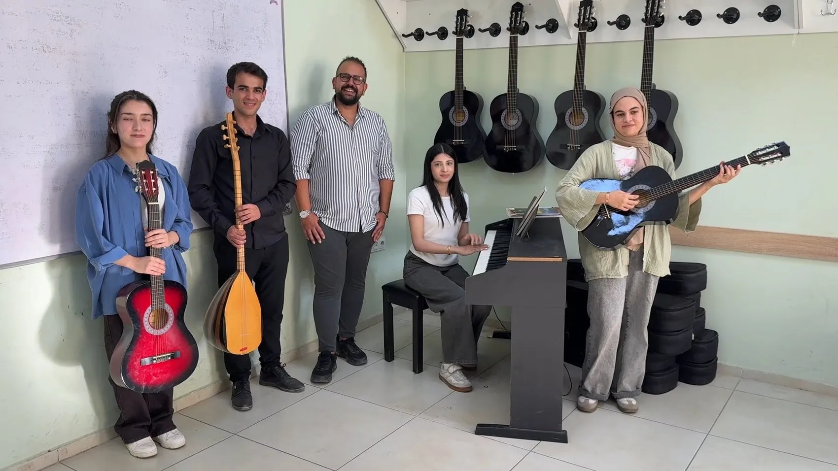 Midyat'ın müzik haritasını değiştiren öğretmen: 9 gencin hayallerine dokundu