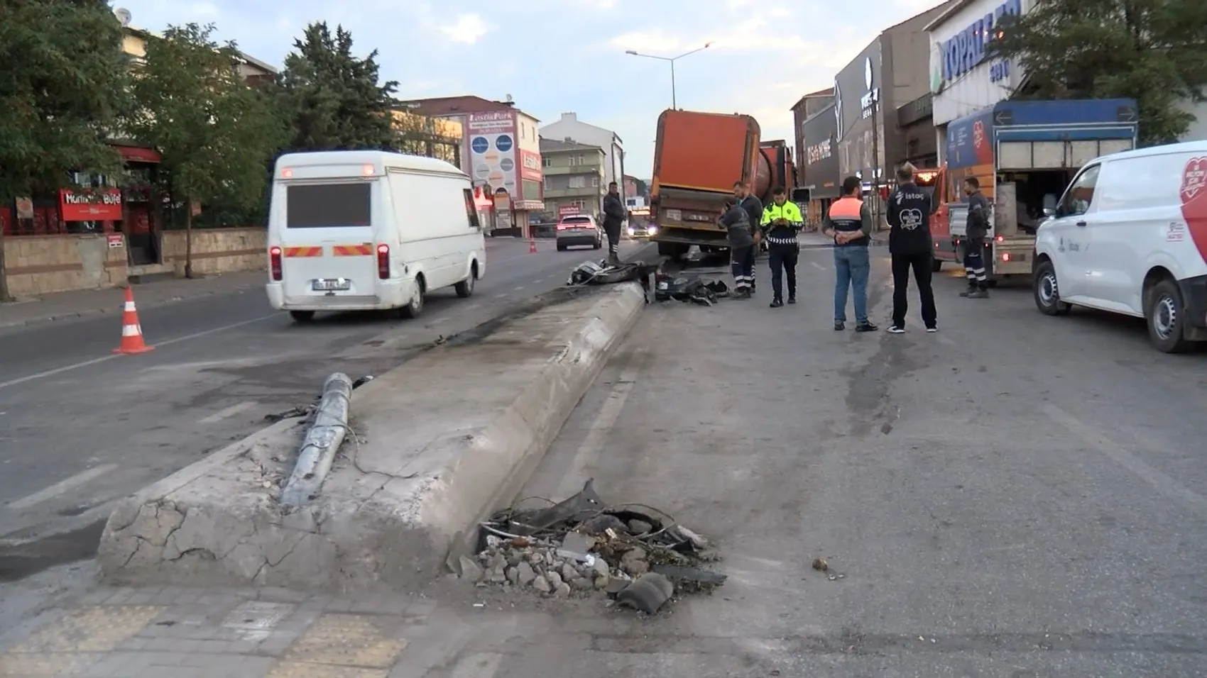 Sabahın ilk ışıklarında Ümraniye'de şiddetli çarpışma: Servis aracı dükkan duvarına çarptı