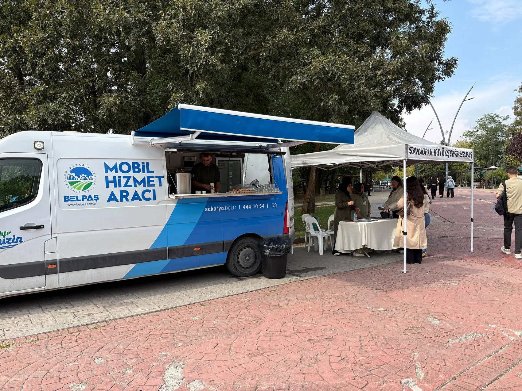 Sakarya'da üniversitelilere sıcak karşılama: Kampüsün ilk gününde belediye desteği